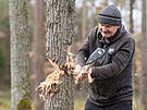 Archeolog Radomír Tichý pi experimentu v hradeckých lesích