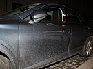 Vandal se v centru Plzn vydil na tincti zaparkovanch autech. Pokrbal...