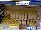 Nezlevnné erstvé polotuné mléko vyjde na 18 korun (10. bezna 2023).
