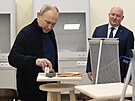 Ruský prezident Vladimir Putin (vlevo) a guvernér Sevastopolu Michail...