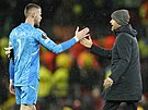 Erik ten Hag, trenér fotbalového Manchesteru United, d�kuje branká�i Davidu De...