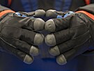 Ochranné rukavice na prototypu skafandru AxEMU pro msíní mise v rámci...