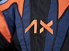 Logo AX na skafandru Axiom Extravehicular Mobility Unit, který pro NASA...