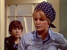 Jií Procházka a Jana Vaková ve filmu Ohe ve dev (1977)
