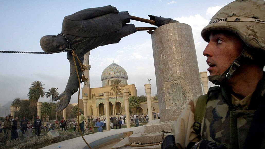 Americký voják Kirk Dalrymple sleduje svržení sochy Sadáma Husajna v centru...