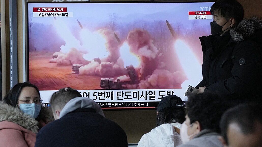 Jihokorejci sledují ilustrační záběry raketového testu svého severního souseda...