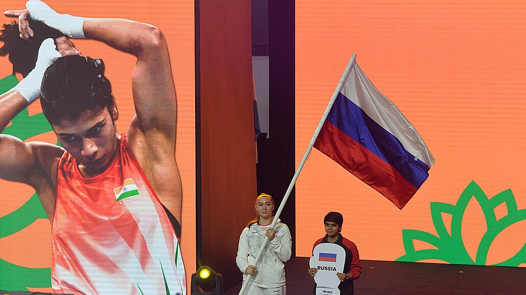 BEZ SKRUPULÍ. Ruská vlajka pi slavnostním zahájení enského boxerského...