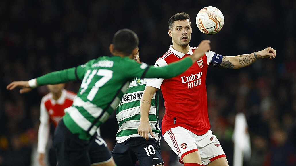 Kapitán Arsenalu Granit Xhaka v utkání proti Sportingu Lisabon.