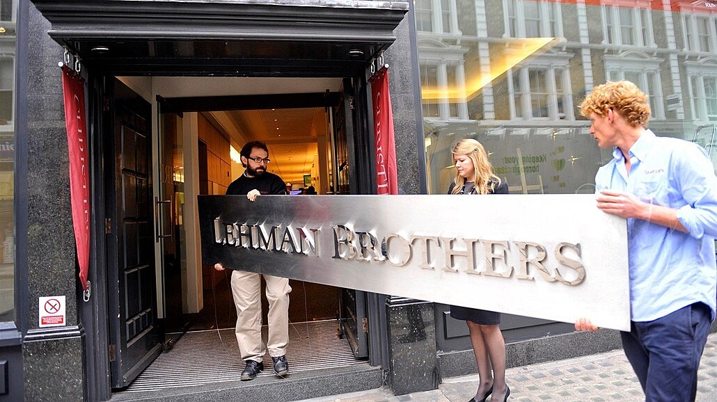 Třímetrový kovový honosný štít s logem firmy Lehman Brothers se vydražil v...