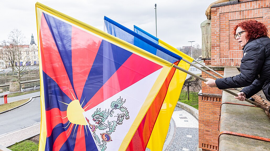 Vyvení tibetské vlajky na Muzeum východních ech v Hradci Králové. (10....