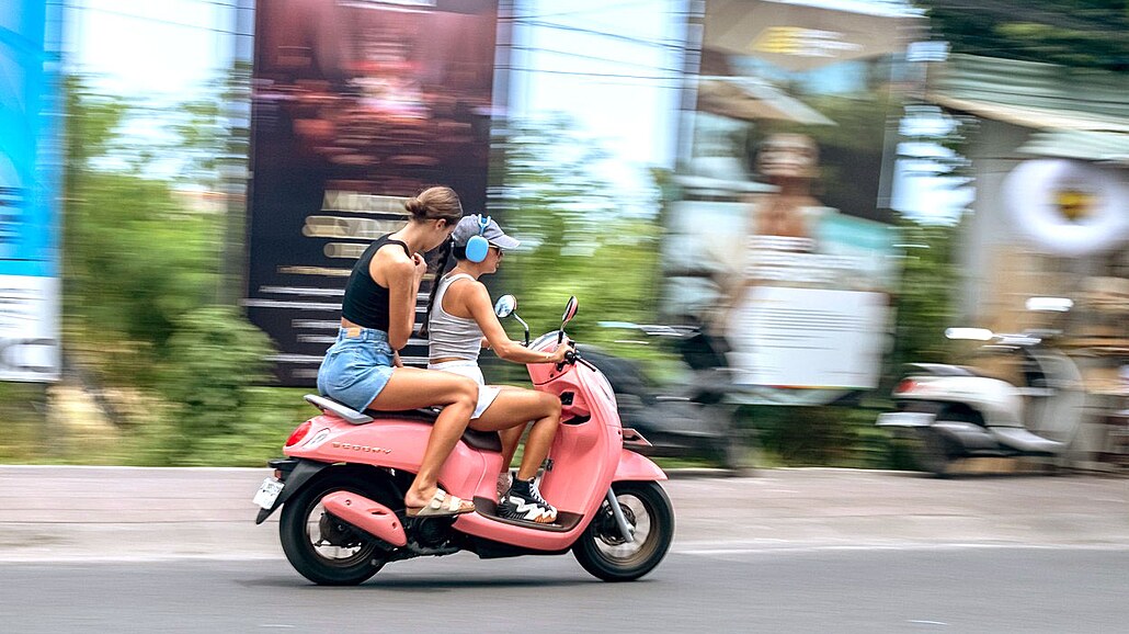 Zákaz p�j�ování motorek turist�m by m�l na Bali vstoupit v platnost v pr�b�hu...