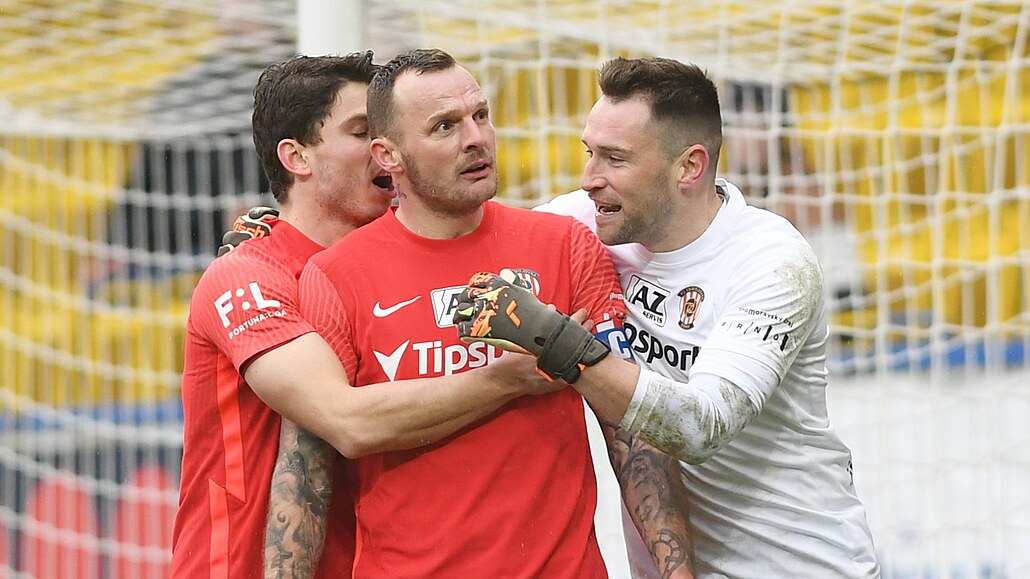 Brn�n�tí fotbalisté slaví gól Jakuba �ezní�ka (uprost�ed) z pokutového kopu.