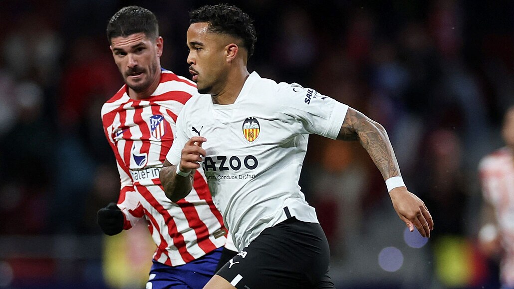 Úto�ník Justin Kluivert z Valencie vede mí� p�ed Rodrigem de Paulem z Atlétika.