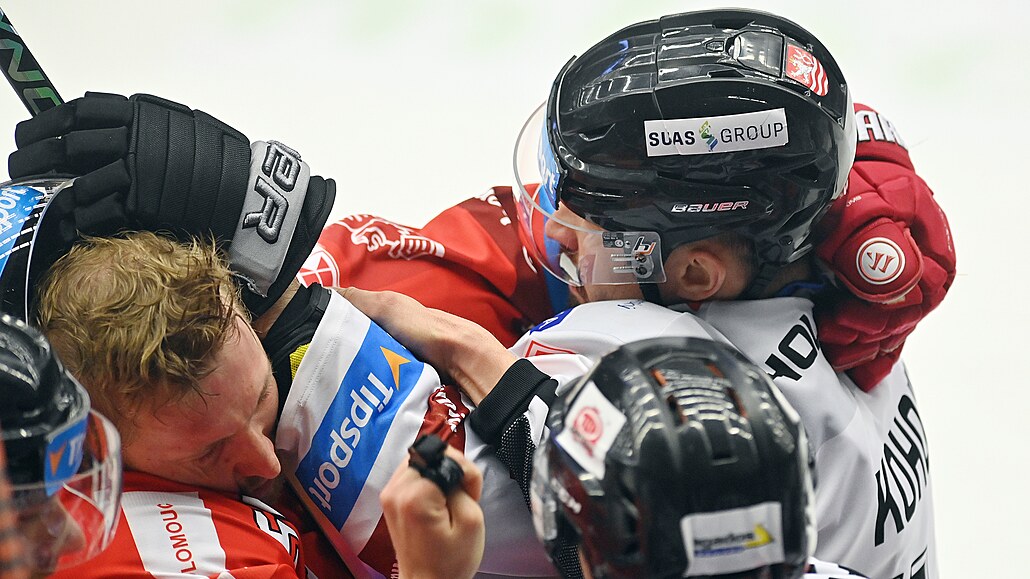 Olomoucký bek Jan �vr�ek v �arvátce s karlovarským úto�níkem Martinem Kohoutem
