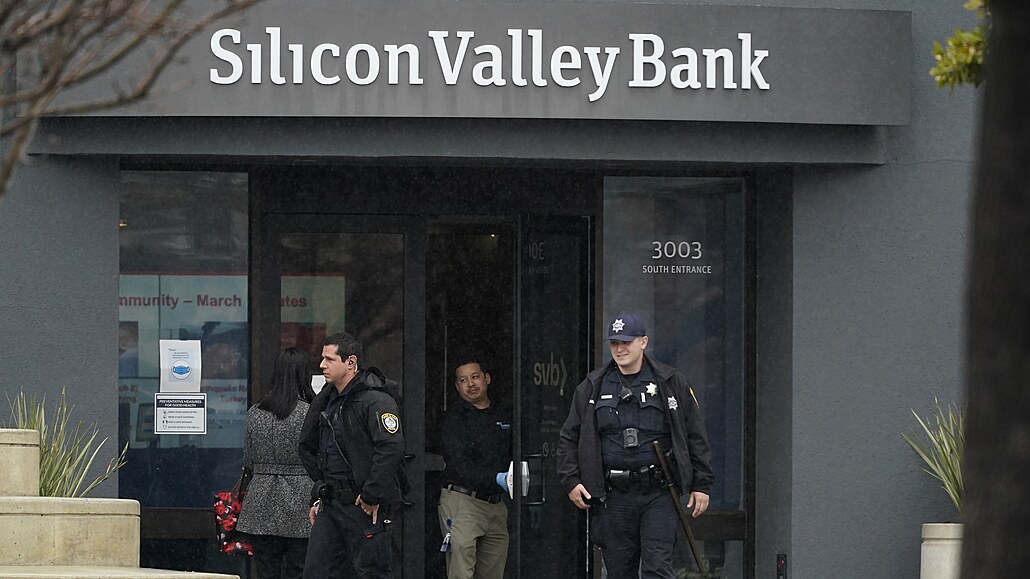 Policisté vycházejí z pobočky banky SVB v kalifornské Santa Claře (10. března...