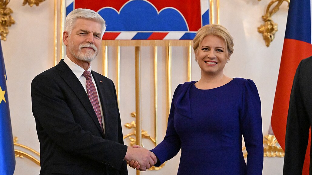 Prezident Petr Pavel je na své první zahraniční cestě. Setkal se s prezidentkou...