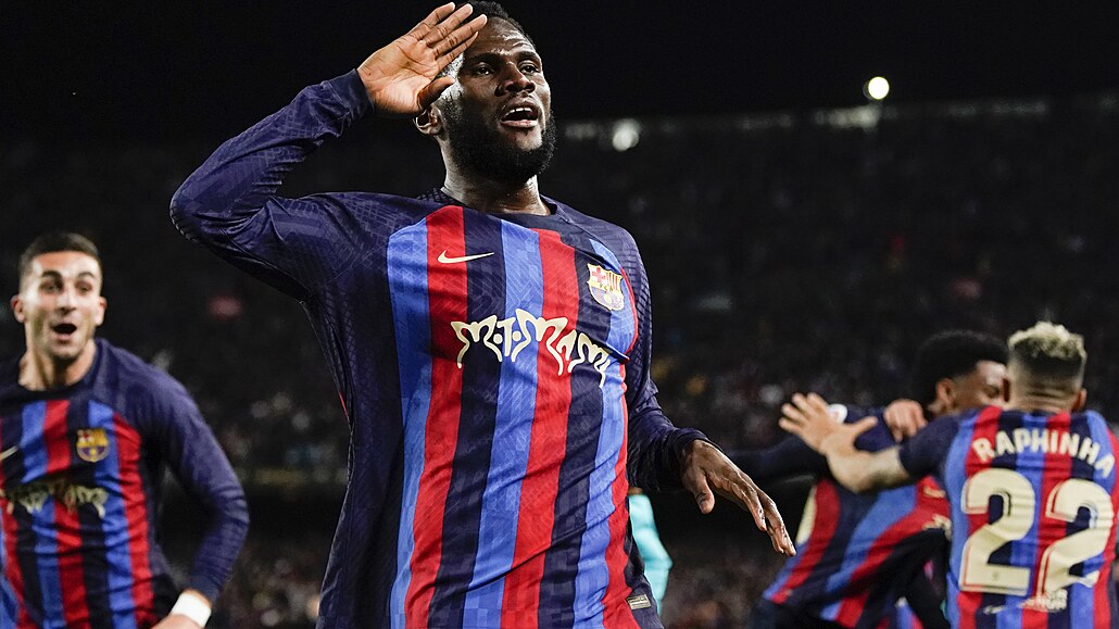 Franck Kessie z Barcelony slaví vít�zný gól v El Clásiku.