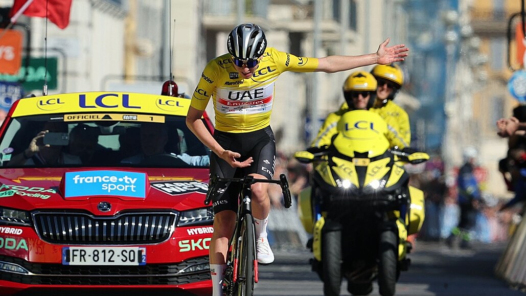 VÍTĚZ. Tadej Pogačar finišuje v závěrečné etapě Paříž-Nice.