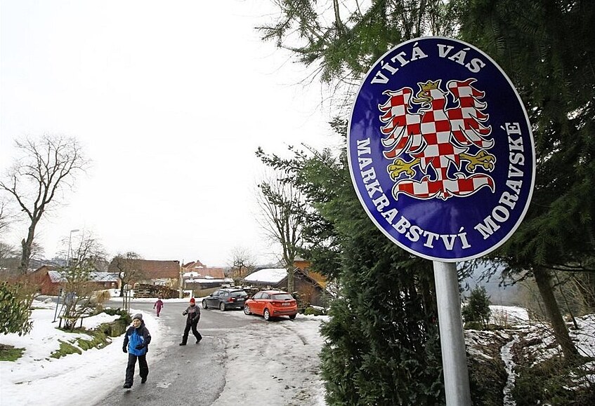 Hn�dé zna�ky upozor�ující na historickou hranici �ech a Moravy v Hamrech nad...