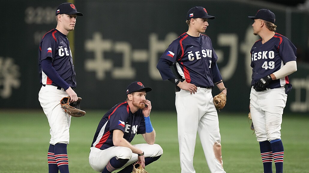 Čeští baseballisté po odehraném utkání na World Baseball Classic proti Japonsku.