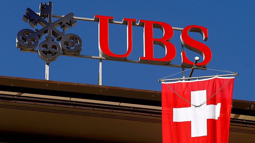 Logo švýcarské banky UBS v Curychu (24. dubna 2017