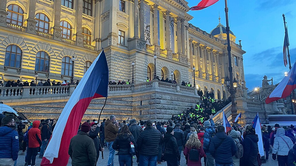 Stovky demonstrant se v sobotu po oficiálním ukonení akce na Václavském...