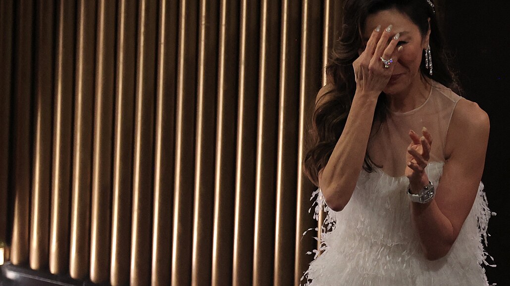Michelle Yeohová se raduje ze svého Oscara za výkon ve filmu Vechno, vude,...