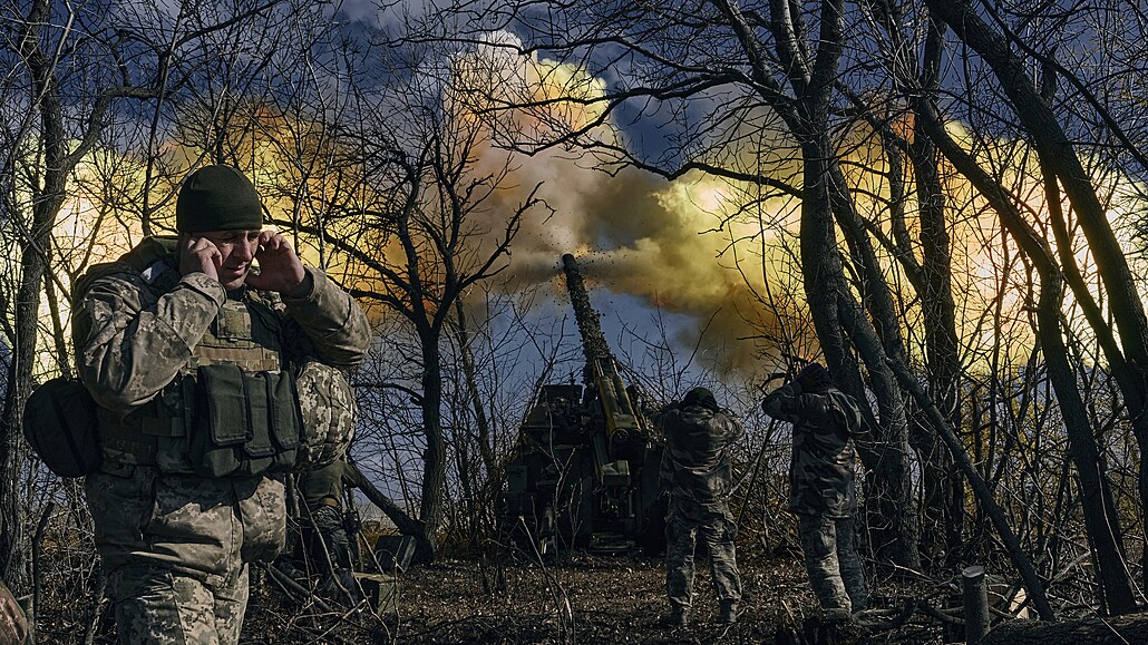 Ukrajinští vojáci na frontě u Bachmutu ostřelují pozice ruských okupantů...