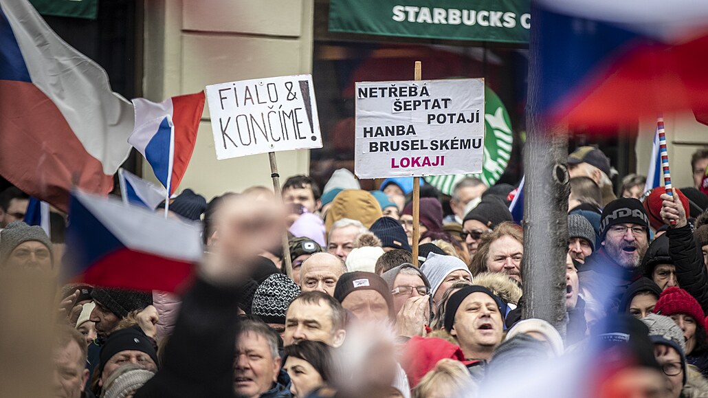 Účastníci demonstrace, kterou do centra Prahy na Václavské náměstí svolala...