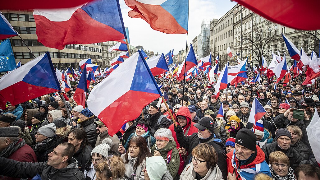 Úastníci demonstrace, kterou do centra Prahy na Václavské námstí svolala...