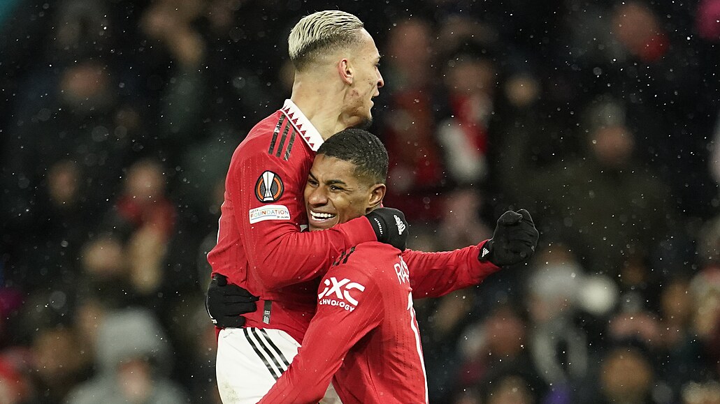 Antony a Marcus Rashford (vpravo) z Manchesteru United oslavují gól do sít�...