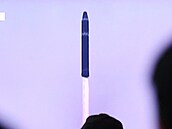 Lidé na nádraí v jihokorejském Soulu sledují na TV obrazovce odpálení...