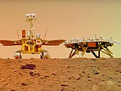 Čínská pojízdná laboratoř Ču-žung s přistávací plošinou na povrchu Marsu, jak...