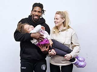 Americký basketbalista A. J. Walton s českou manželkou a dcerou.