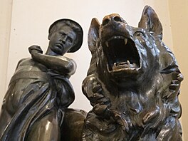 Za hlavním vstupem do budovy se vyjímají dv bronzové sochy chlapc se psy od...