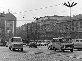Polské lehké uitkové automobily, vlevo uk, vpravo Nysa