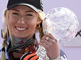 Mikaela Shiffrinová s velkým k�i��álovým glóbem za celkové vít�zství ve...
