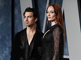 Joe Jonas a Sophie Turnerová na Vanity Fair Oscar party (Los Angeles, 12....