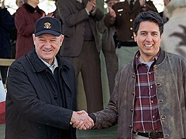 Gene Hackman a Ray Romano ve filmu Starosti starosty (2004)