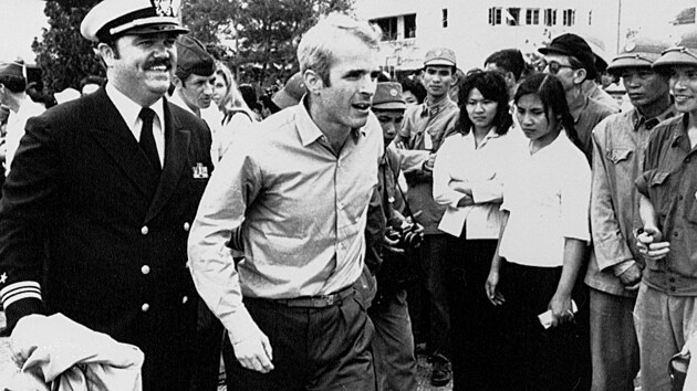 Jednm ze zajatc proputnch v rmci operace Homecoming ze severovietnamskho zajet byl pozdj sentor a kandidt na prezidenta John McCain. (14. bezna 1973)