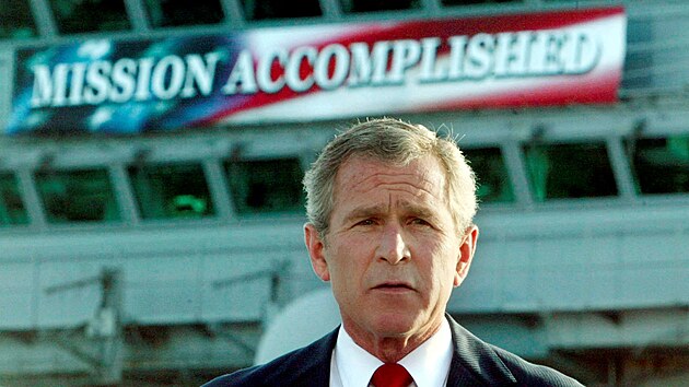 Americk prezident George W. Bush na palub letadlov lod USS Abraham Lincoln oznamuje konec bojovch operac v Irku. (1. kvtna 2003)