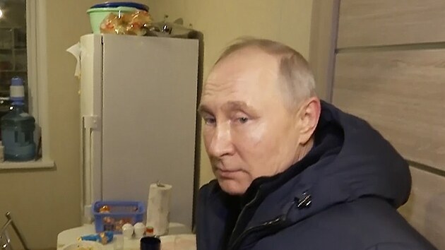 Vladimir Putin navtvil okupovan Mariupol. (19. bezna 2023)