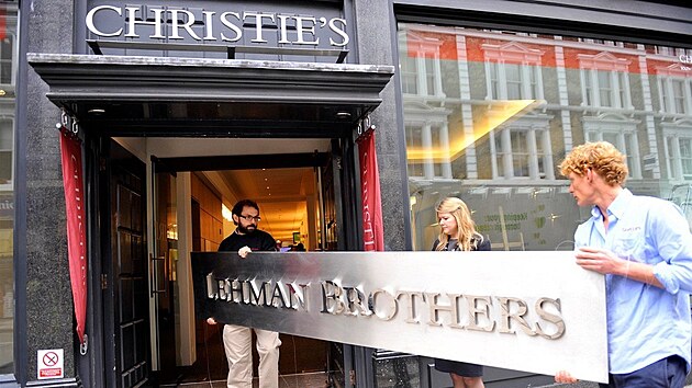 Tímetrový kovový honosný tít s logem firmy Lehman Brothers se vydrail v...