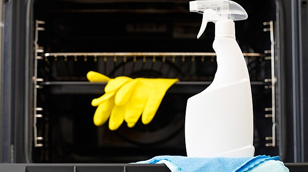 Když už musíte použít chemické čističe, určitě použijte rukavice. Vaše kůže by to mohla odnést.
