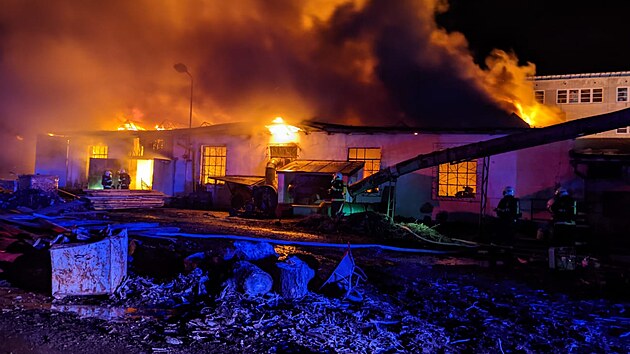 Požár haly na zpracování dřeva v Čelákovicích. (13. března 2022)