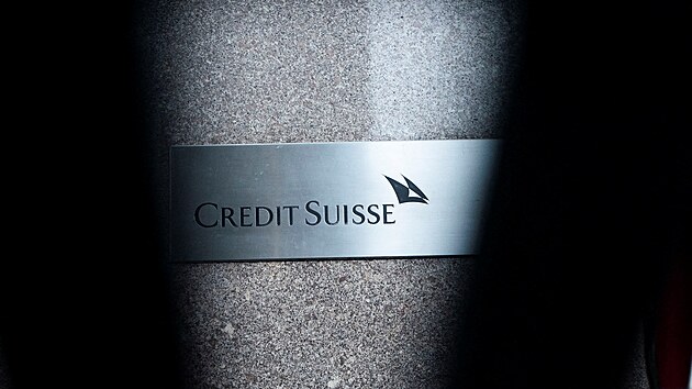 Situace kolem švýcarské banky Credit Suisse má další pokračování. Během posledních hodin totiž byla dokončena jednání s hlavním konkurentem UBS, která svého hlavního rivala převezme. Tím se ale zcela změní podoba švýcarského bankovnictví, kde jsou pobočky obou finančních ústavů všudypřítomné – a často jen pár metrů od sebe. Zaměstnanci se zároveň ale stále obávají propouštění.