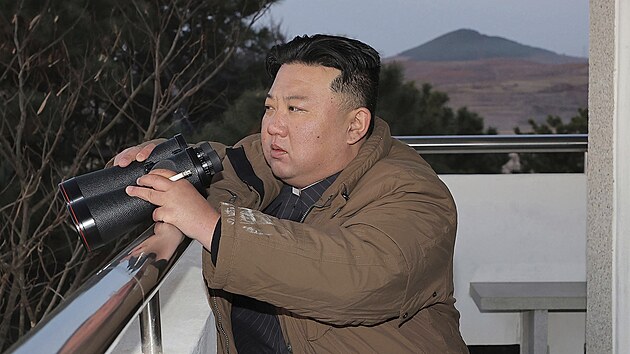 Severokorejsk vdce Kim ong-un sleduje odplen mezikontinentln balistick rakety. (16. bezna 2023)