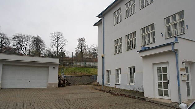 Diec�ze m� pl�ny i s b�valou z�kladn� �kolou v Pellicov� ulici, je� jako Pellico Garden nab�dne 45 jednotek. (na sn�mku p�vodn� stav)