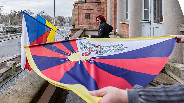 Vyvěšení tibetské vlajky na Muzeum východních Čech v Hradci Králové. (10. března 2023)