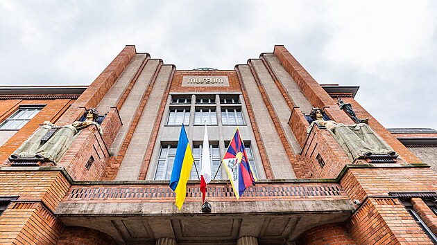 Vyv�en� tibetsk� vlajky na Muzeum v�chodn�ch �ech v Hradci Kr�lov�. (10. b�ezna 2023)